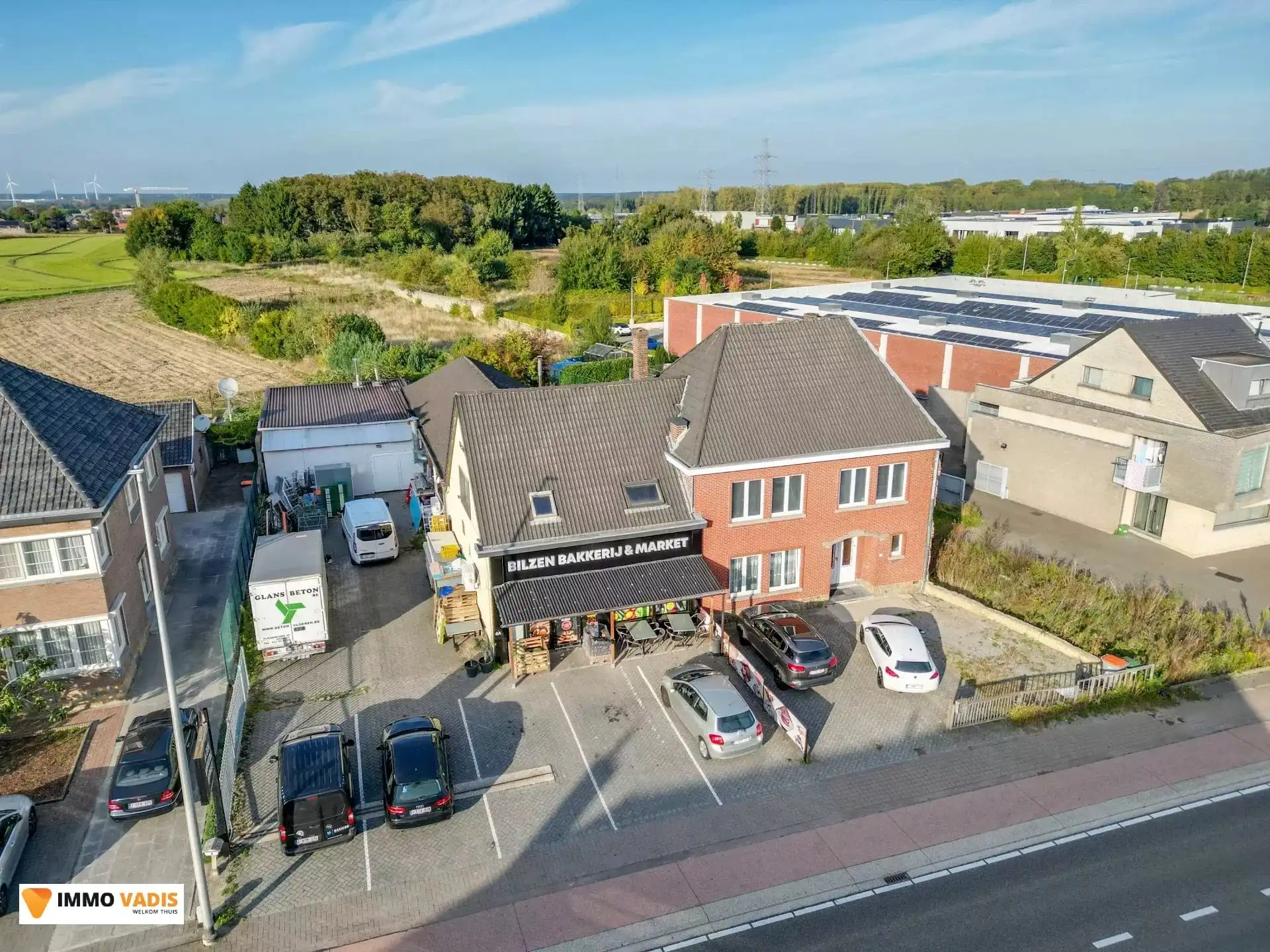 Handelspand met woonst en naastliggende woning foto {{pictureIndex}}