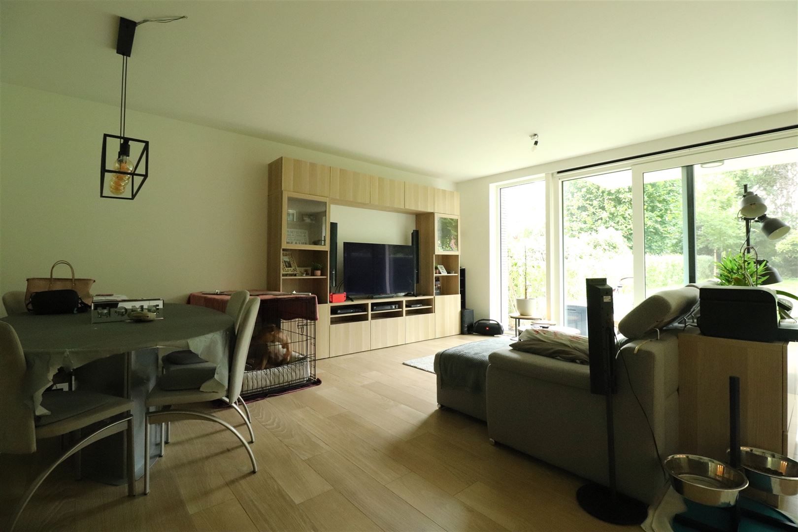 Modern gelijkvloers met groene tuin foto 3