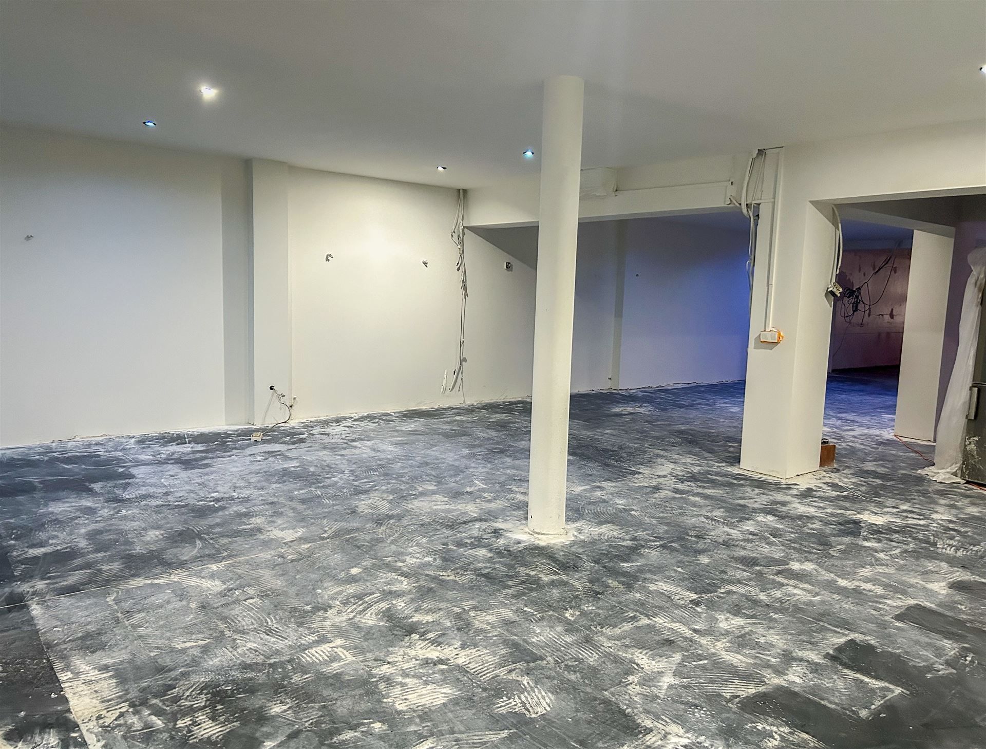 Handelspand met bovenliggend appartement met 1 slaapkamer gelegen op commerciële locatie in Maasmechelen! foto 4