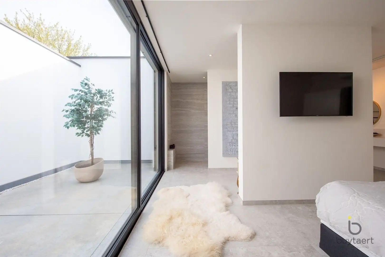 Knappe GELIJKVLOERSE villa + bijgebouw te Halle! foto 23