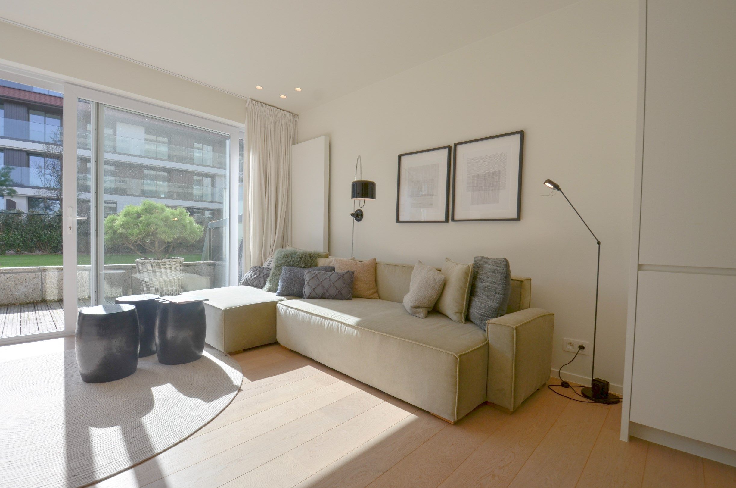 Volledig gerenoveerd hoek-appartement met een ruim zuid gericht terras gelegen aan de Zeedijk in het Zoute. foto 2