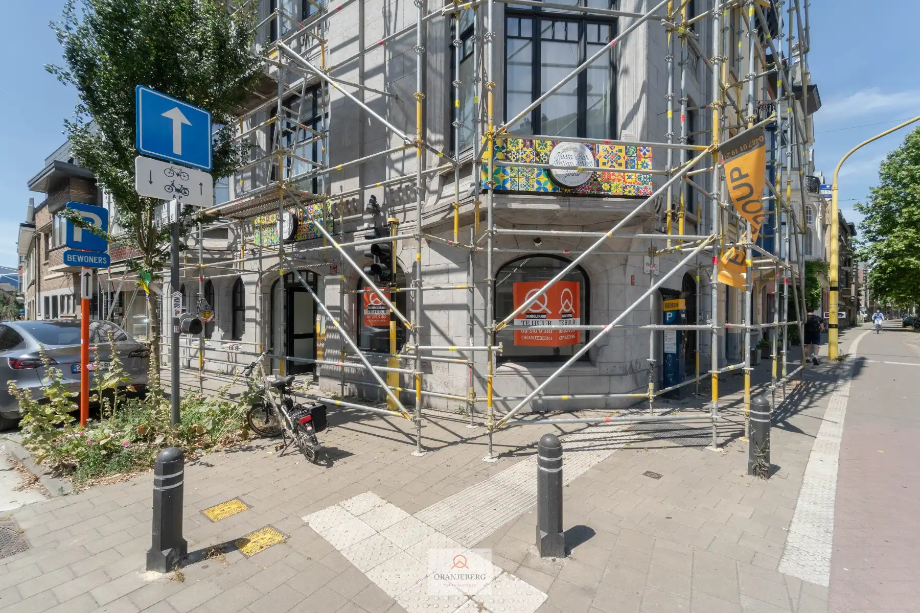 Commercieel hoekpand (88 m²) nabij station foto {{pictureIndex}}