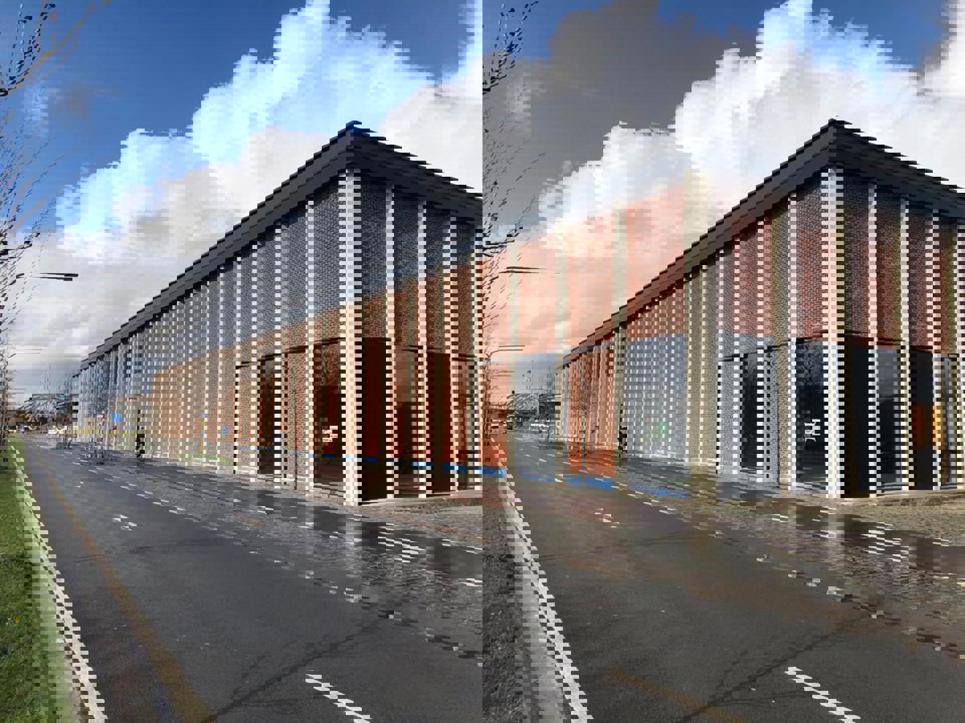 Magazijn ca 1.907m² met zichtlocatie en 2 sectionaal poorten foto {{pictureIndex}}