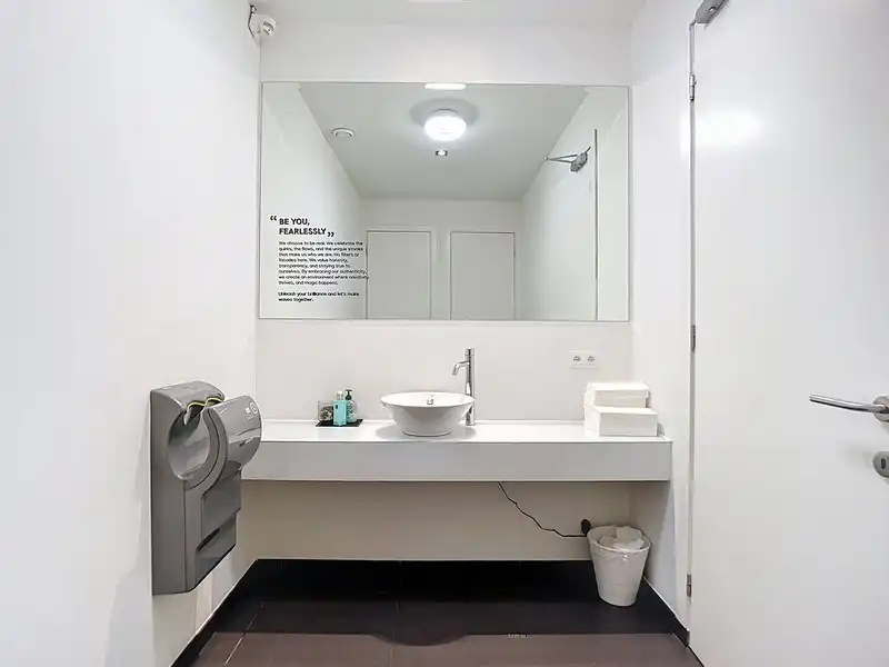 Mooi ingericht kantoor te huur in Metro Building in Antwerpen foto 18