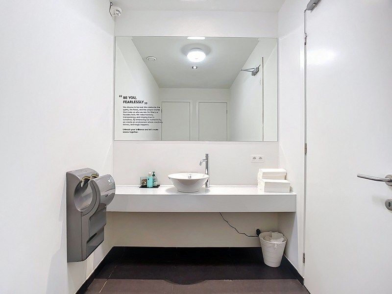 Mooi ingericht kantoor te huur in Metro Building in Antwerpen foto 14