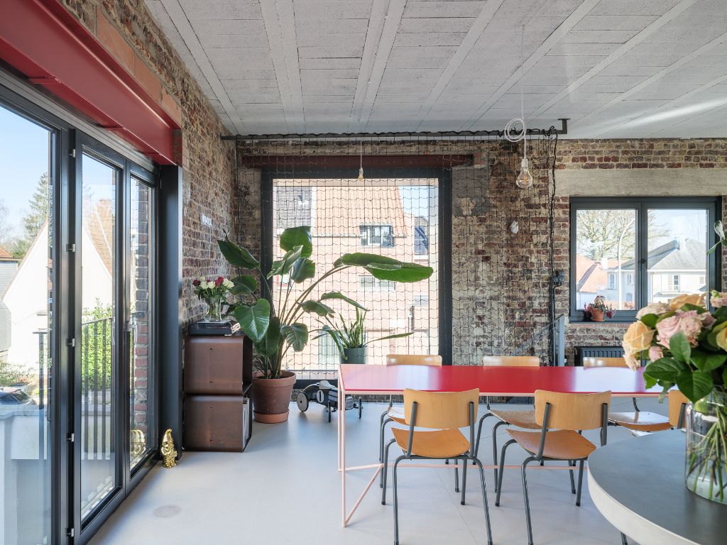 Gentbrugge - Bijzonder unieke en architecturale loftwoning met daktuin in voormalig supporterscafé. foto 6