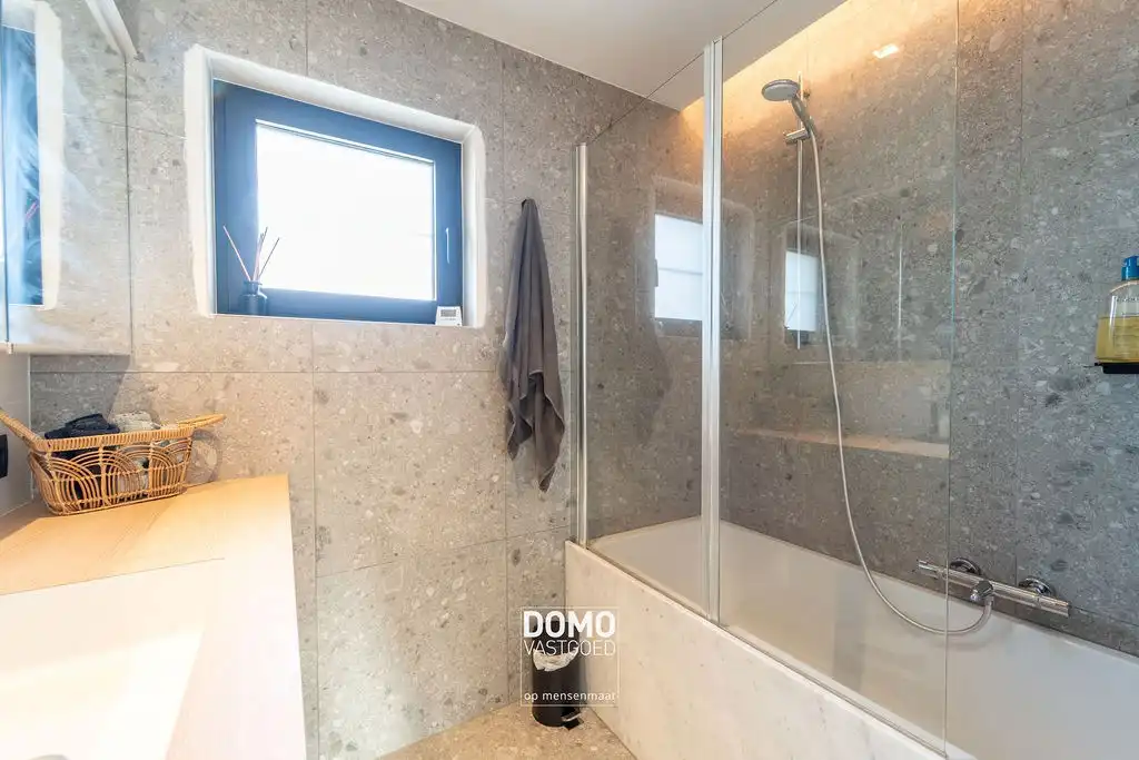 VOLLEDIG GERENOVEERDE OPEN BEBOUWING MET 4 SLAAPKAMERS EN GARAGE foto 16