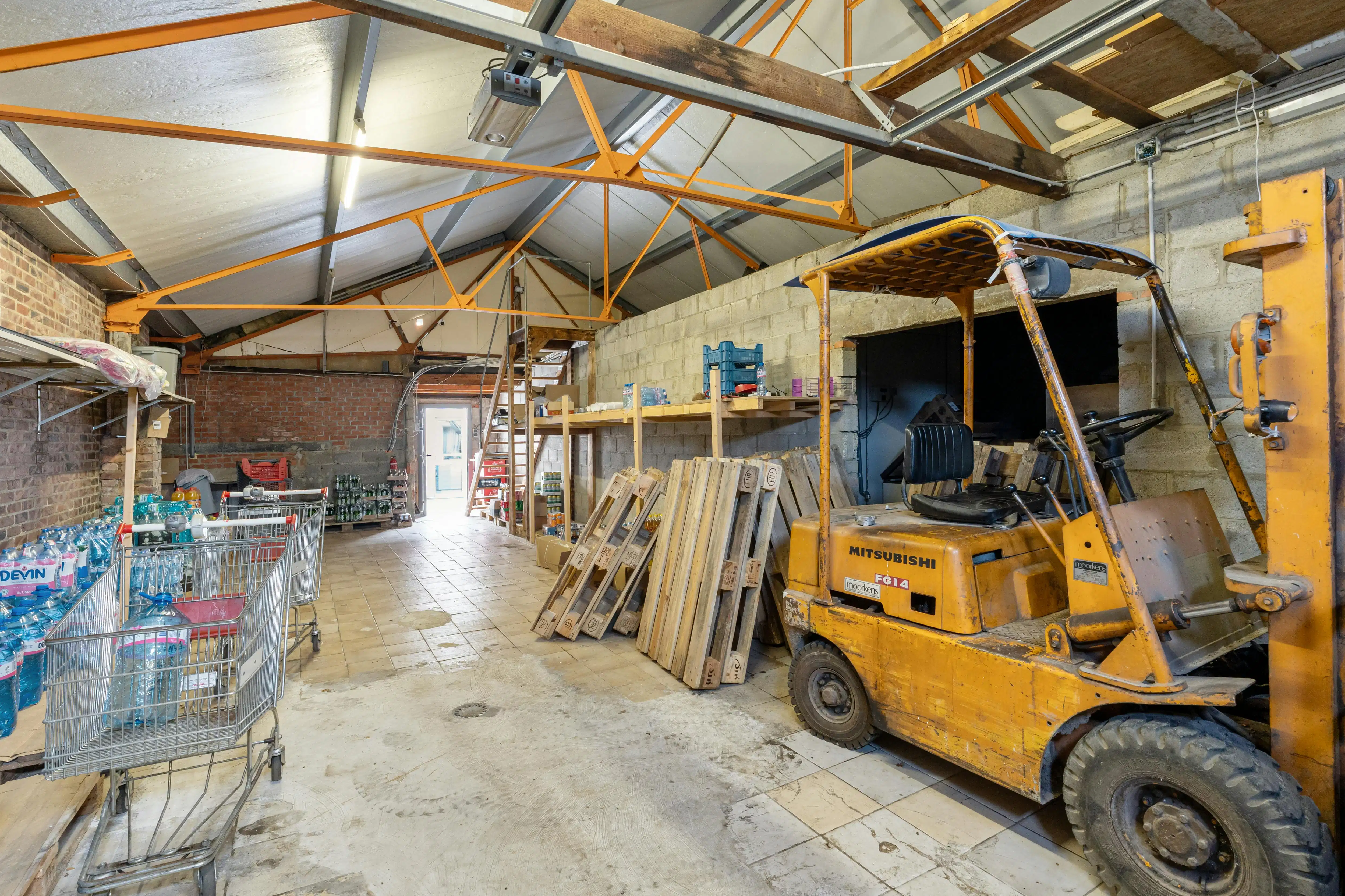 Rendabele opbrengsteigendom met handelspand, magazijn, woonst en 2 appartementen in Genk foto 24