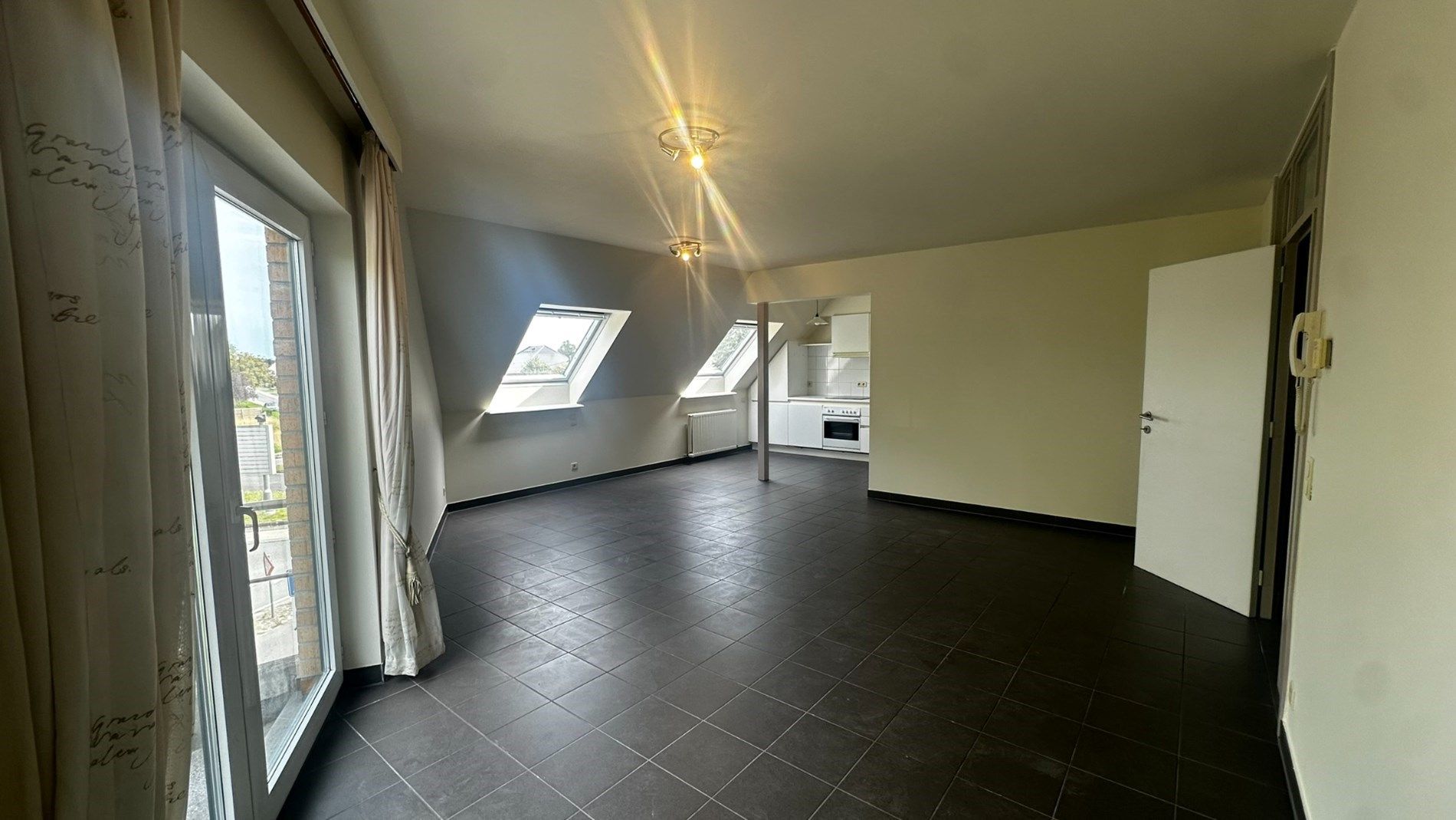 Ontdek dit prachtige appartement met balkon, lift en één slaapkamer. foto 3