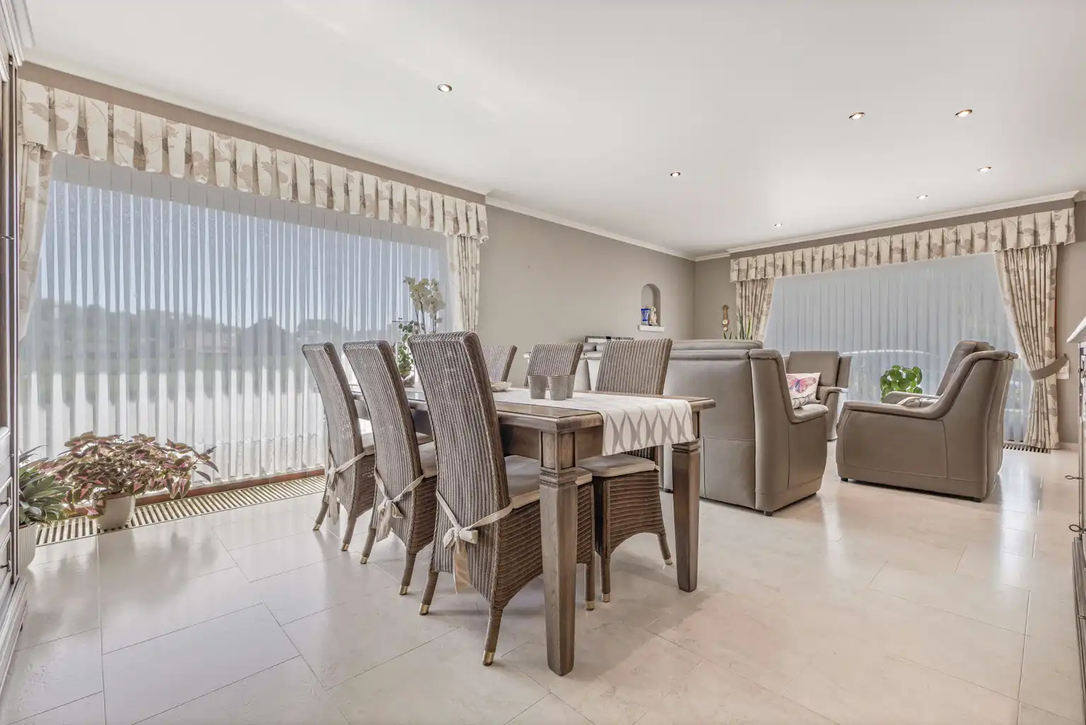 Woning met 2 slpks, zolder, volledig onderkelderd en tuin foto 9