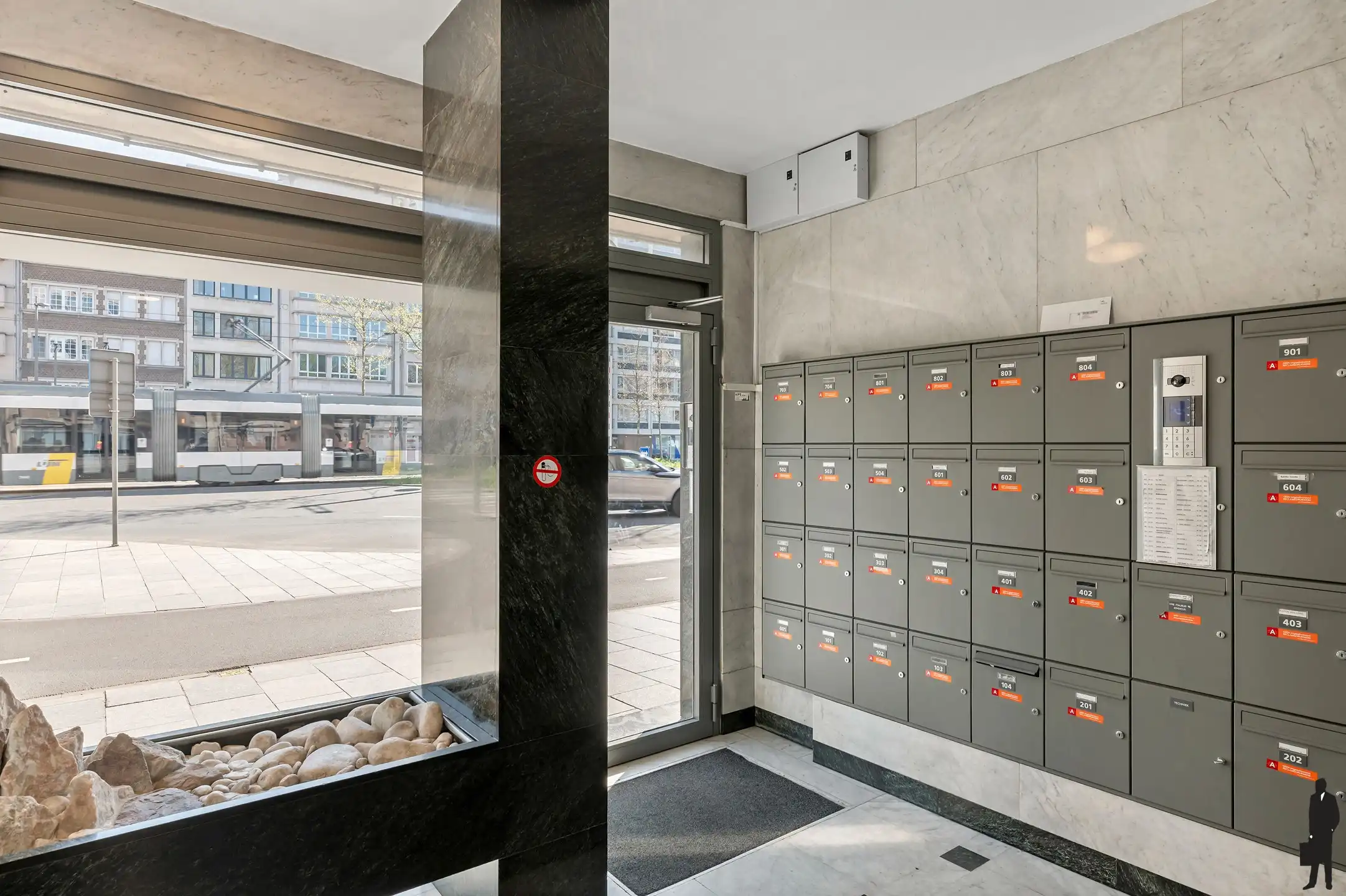 Goed onderhouden dokterspraktijk met 3 studio’s en 14 staanplaatsen foto 38