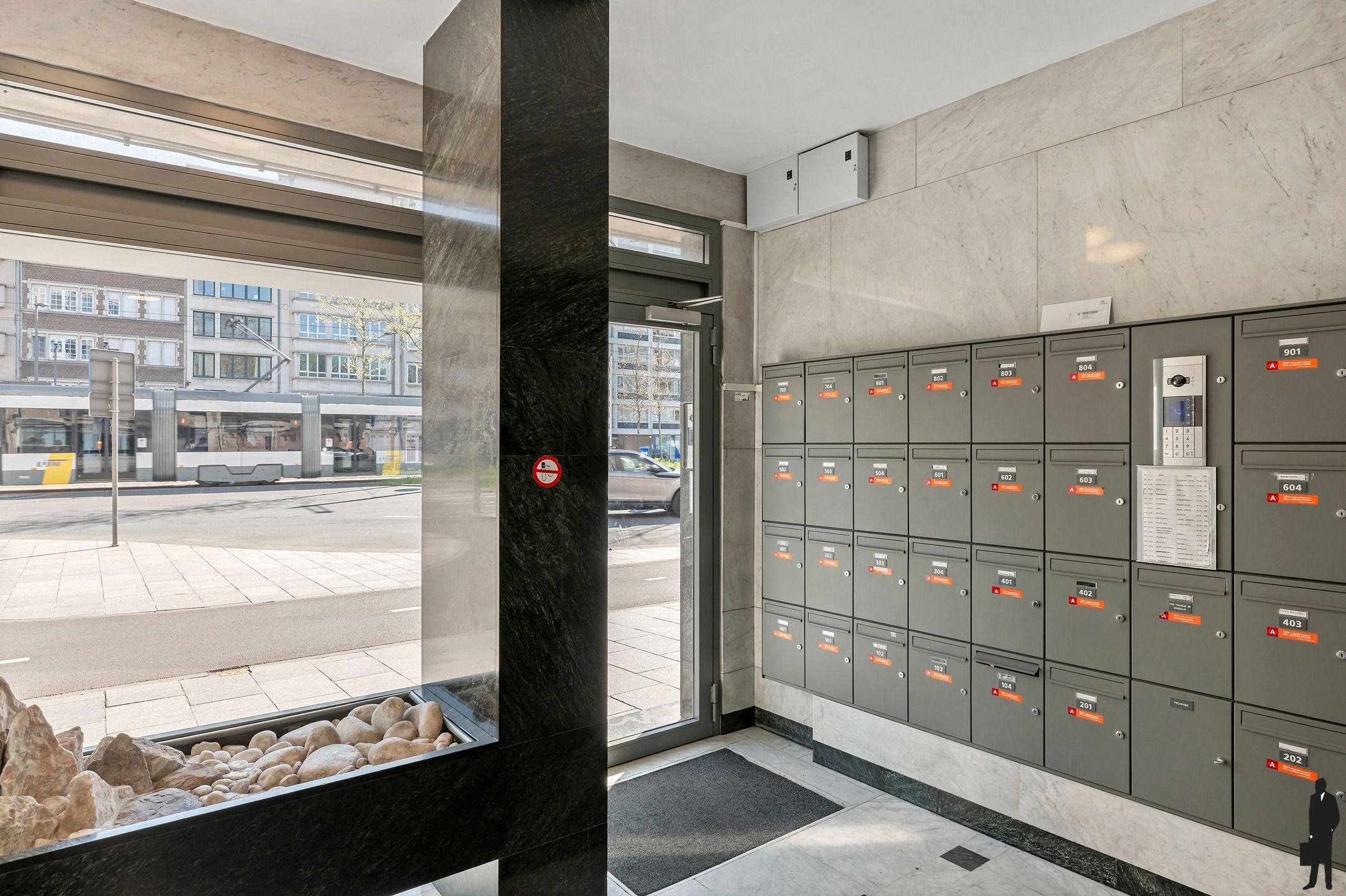 Goed onderhouden dokterspraktijk met 3 studio’s en 14 staanplaatsen foto 38