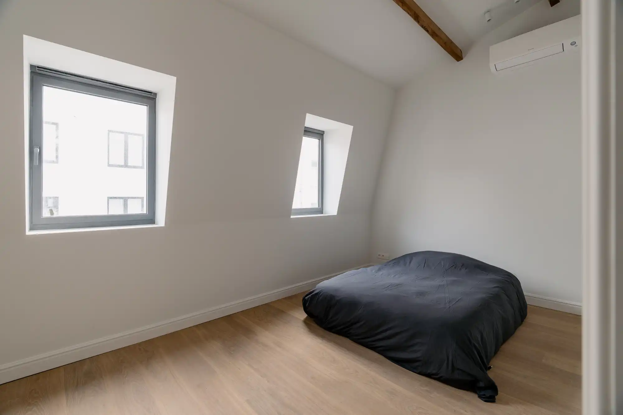 Volledig gerenoveerde woning. Eerste bewoning. Vijf slaapkamers. Een tuin die maar niet stopt. foto 22