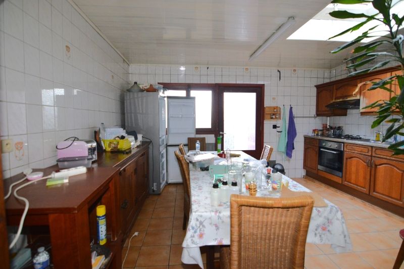 TE RENOVEREN: 193 m2 - 4 slpks - nabij station/stadsrand foto 3