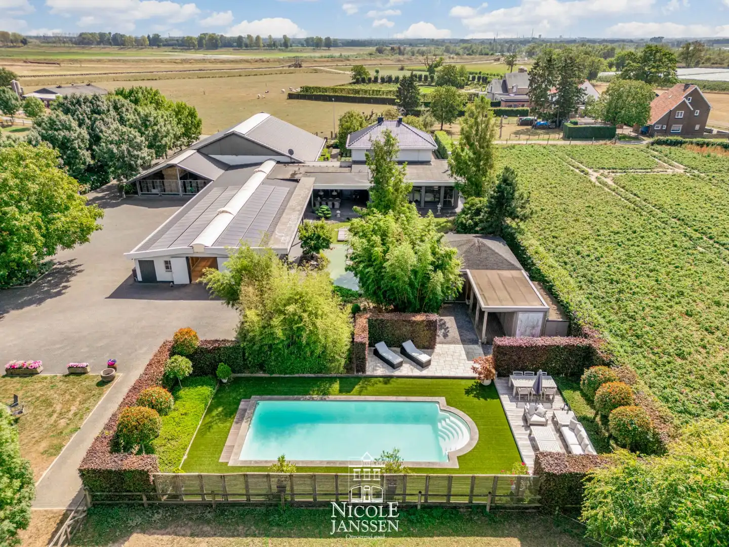 Riante woning met paardenstallen foto 34