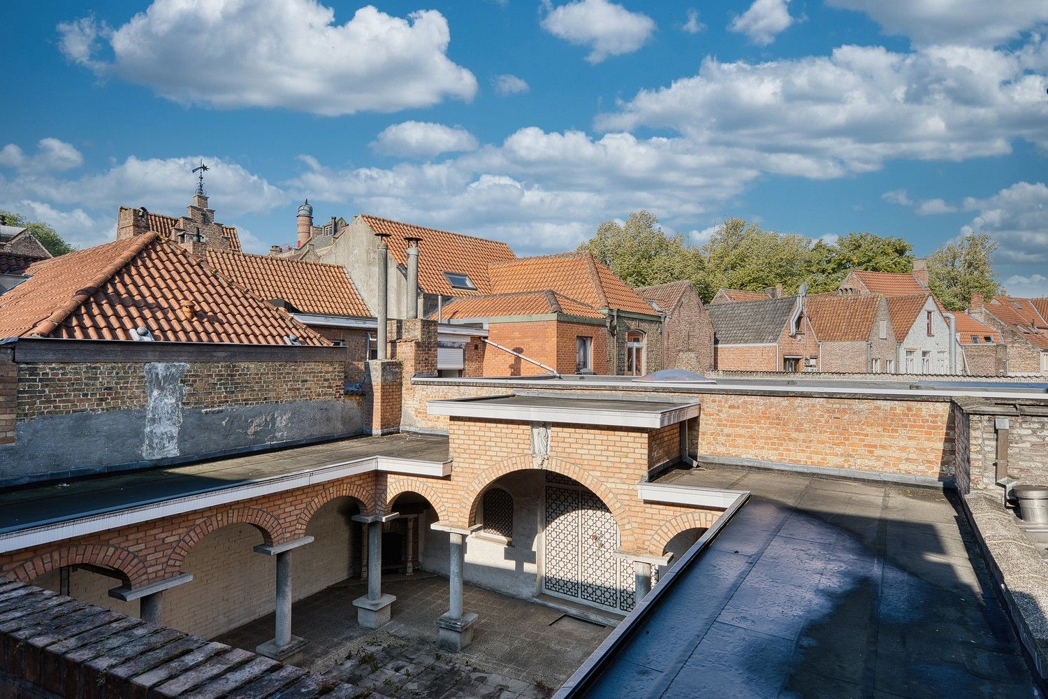 Hartje Brugge  TOP  TOERISTISCHE LIGGING , in de GOUDEN DRIEHOEK, Uitzonderlijk HANDELSPAND ( gevelbreedte 11 meter)                          LICHTRIJKE WINKELRUIMTE ,uitgevend op  Exclusieve STADSPATIO met overdekte rondgang van 105m²+ GARAGE van 30 m² UNIEK  IN BRUGGE op dergelijke ligging ! ERBOVEN lichtrijk ruim APPARTEMENT met zonneterras, foto 17