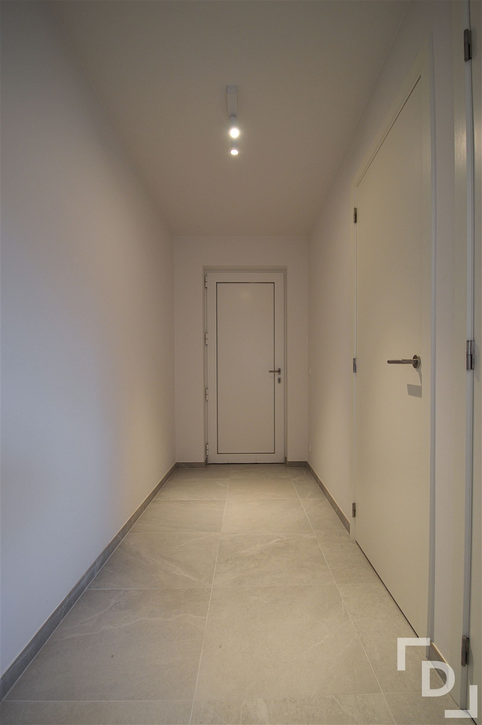 Nieuwbouwappartement van hoogwaardige afwerking met staanplaats te huur in centrum Ieper foto 11