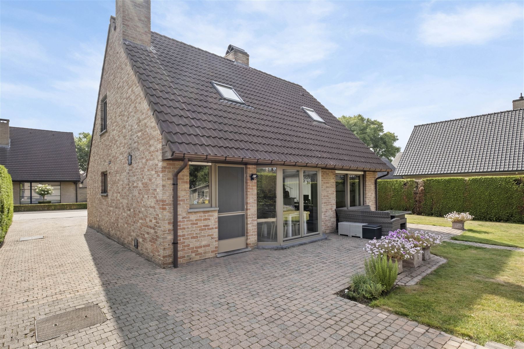 Instapklare woning met 3 slaapkamers, tuin en twee garages in een rustige straat foto 2