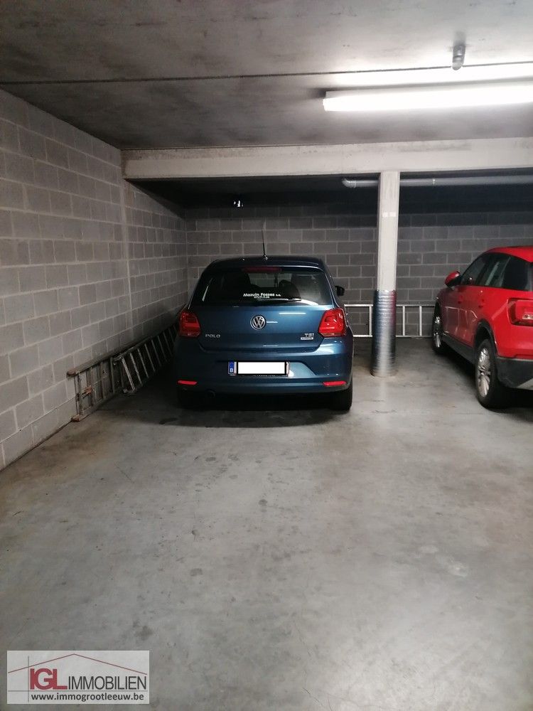 Staanplaats in recent gebouw van 2009 TE HUUR! foto {{pictureIndex}}