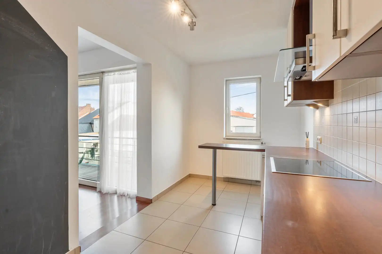 Lichtrijk 2-slaapkamerappartement met 2 terrassen + autostaanplaats in Zepperen (Sint-Truiden). foto 6