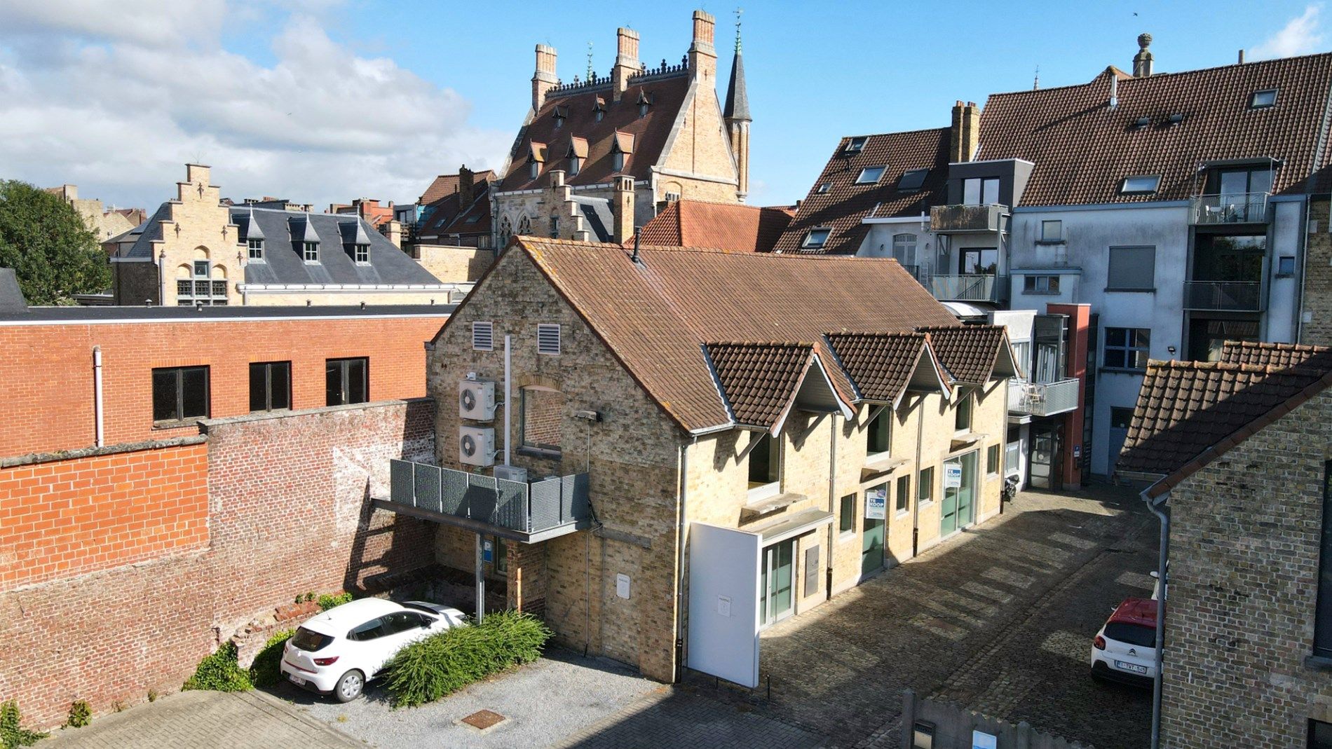 Uniek karaktervol handelseigendom te centrum Ieper. foto 4