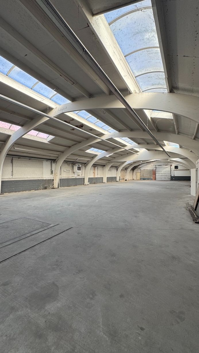Gebouw voor gemengd gebruik bestaande uit commerciële ruimte (showroom of kantoren) met aansluitend grote loods en 4 appartementen waarvan 2 in casco staat. Vele mogelijkheden: zowel commercieel als kantoren. foto 7
