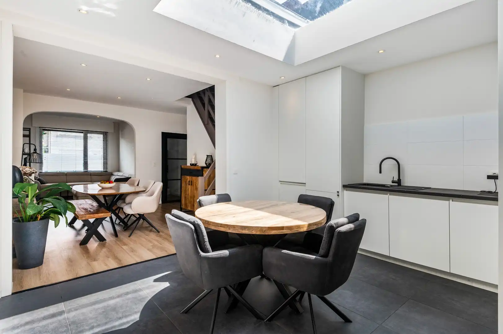 Instapklare woning met veranda en tuin foto 4