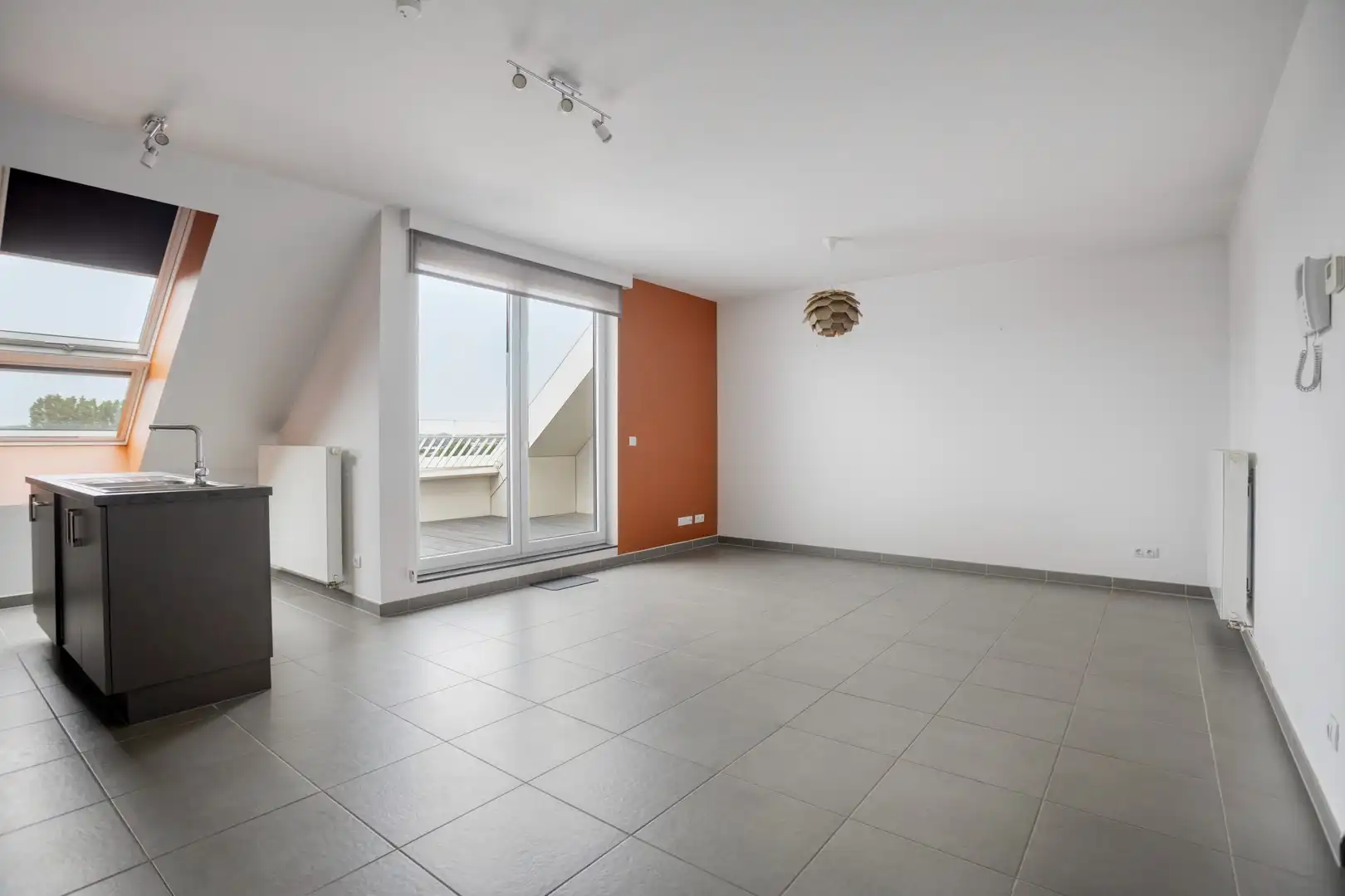 Lichtrijk appartement met parking foto 6