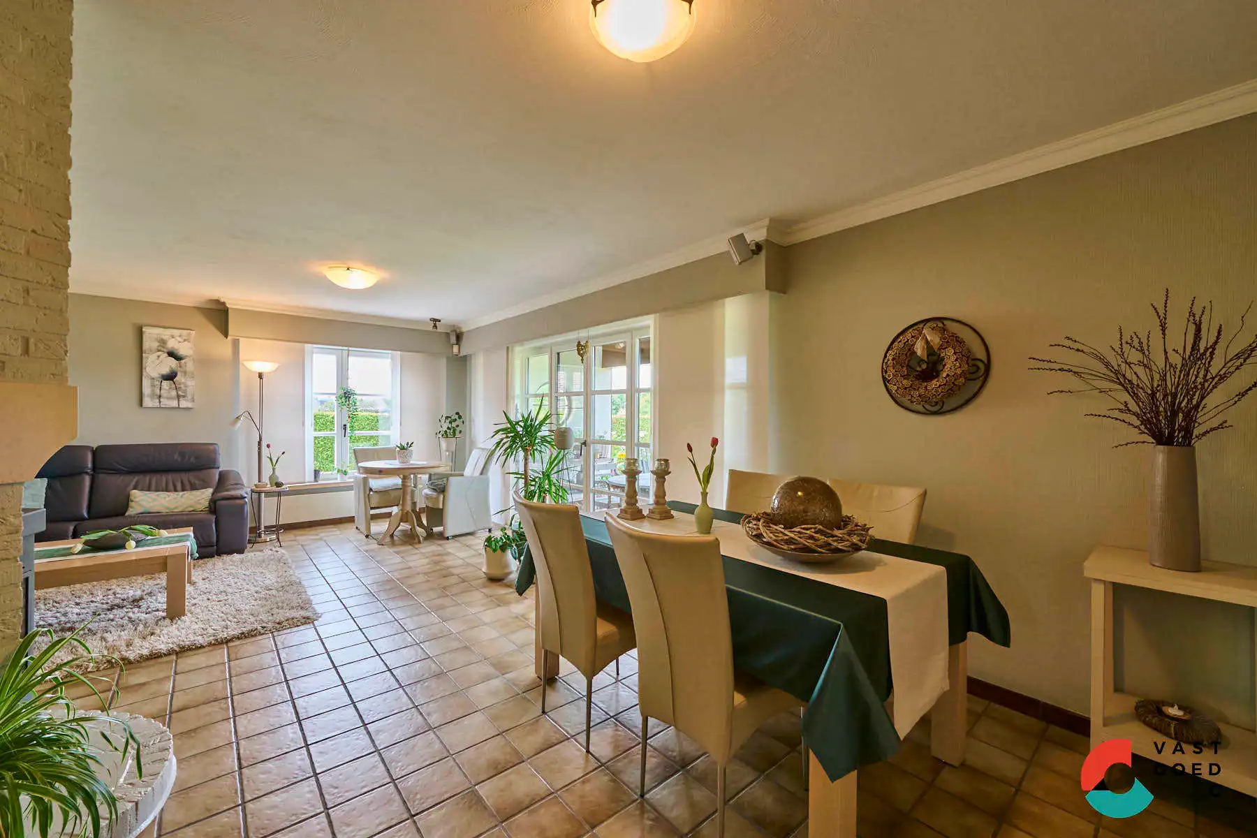 Ruime gezinswoning omringd door groen op een perceel met vrij uitzicht foto 6