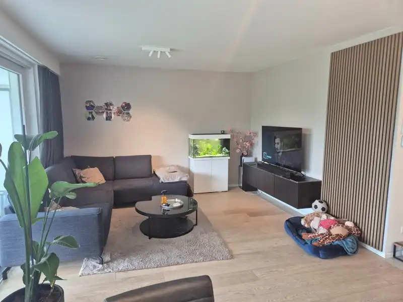 APPARTEMENT MET TERRAS EN AUTOSTAANPLAATS TE HUUR IN MOERBEKE foto 2