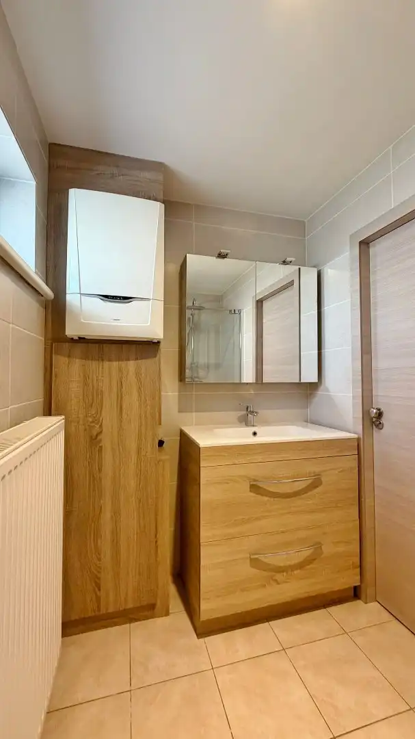 Goed onderhouden halfopen woning met 4 slaapkamers, zonnige tuin en garage. foto 6