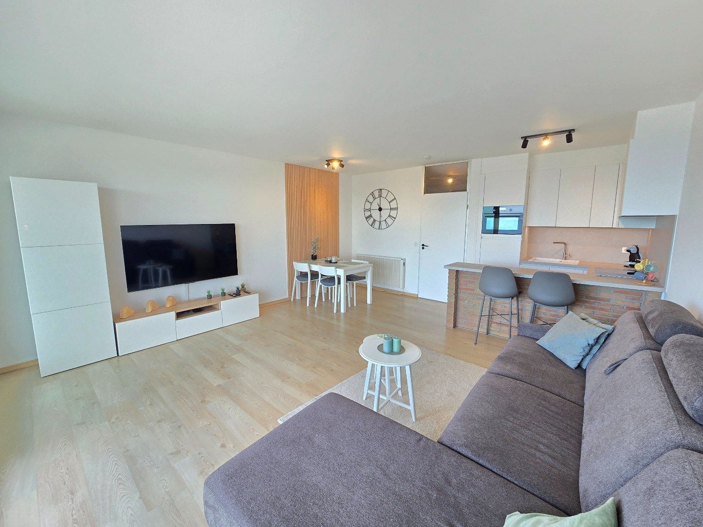 Gerenoveerde studio met slaaphoek en frontaal zeezicht foto 2