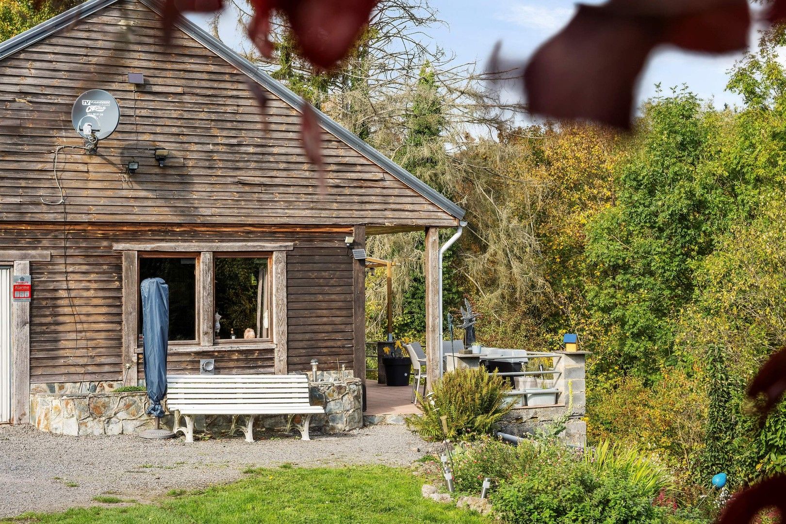 Gezellige chalet met 3 kamers in het vakantiedomein "Le Caillou d'Eau" te Pétigny Couvin met zicht op het riviertje l'Eau Noire - Chalet confortable de 3 chambres dans le domaine de vacances « Le Caillou d'Eau » à Pétigny Couvin avec vue sur la rivière l'Eau Noire foto 10