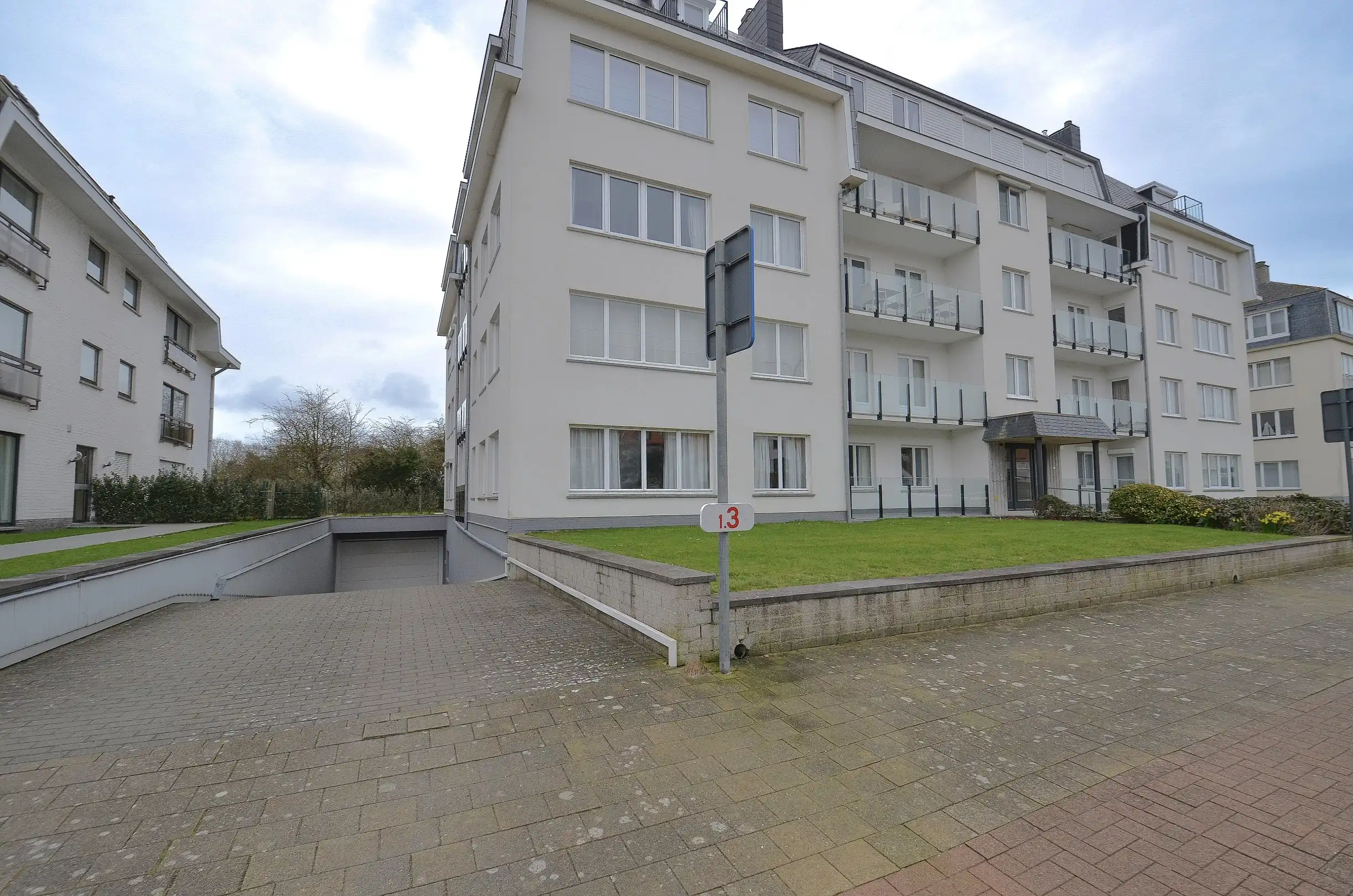 Ruime garagebox gelegen in de Elizabethlaan foto {{pictureIndex}}