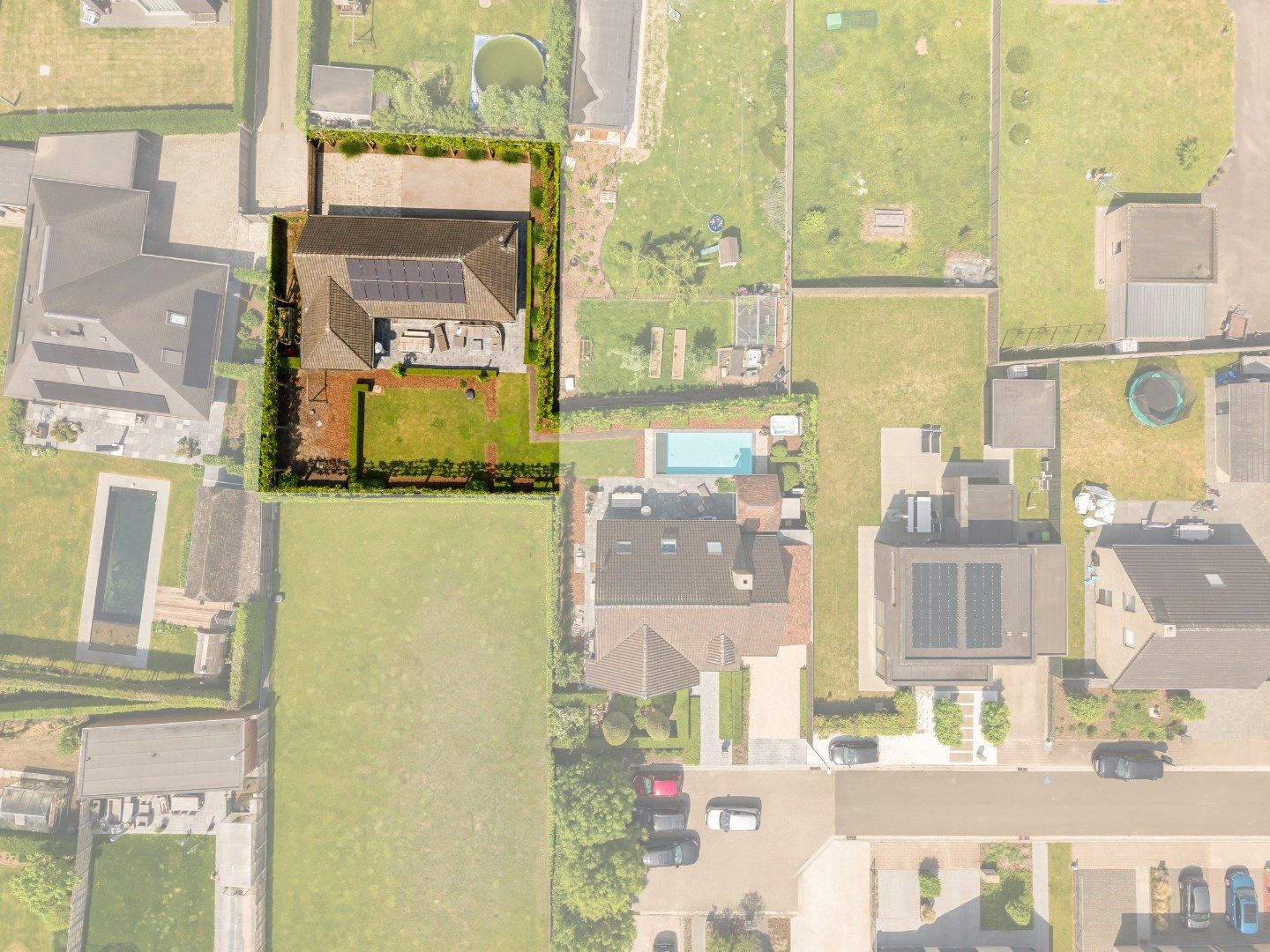 Charmante alleenstaande woning met mogelijkheid tot 3 slaapkamers, carport en oprit foto 2