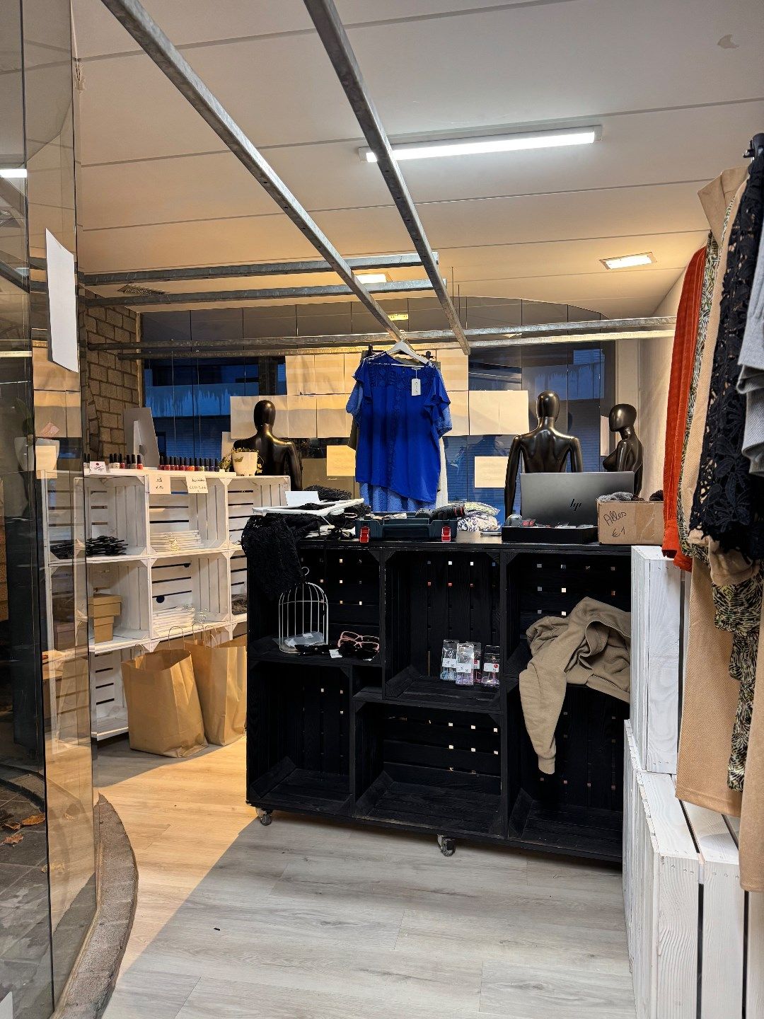 In het centrum van Koekelare gelegen handelspand  foto 9