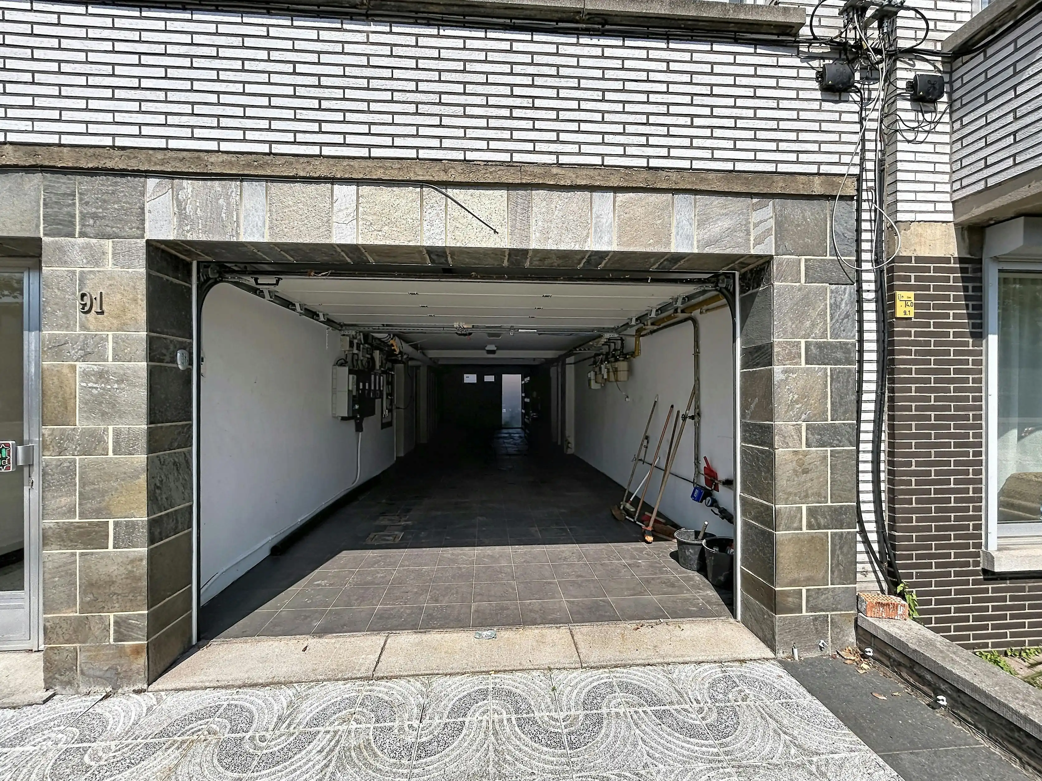 Magazijn te koop in Merksem met automatische poort foto 2