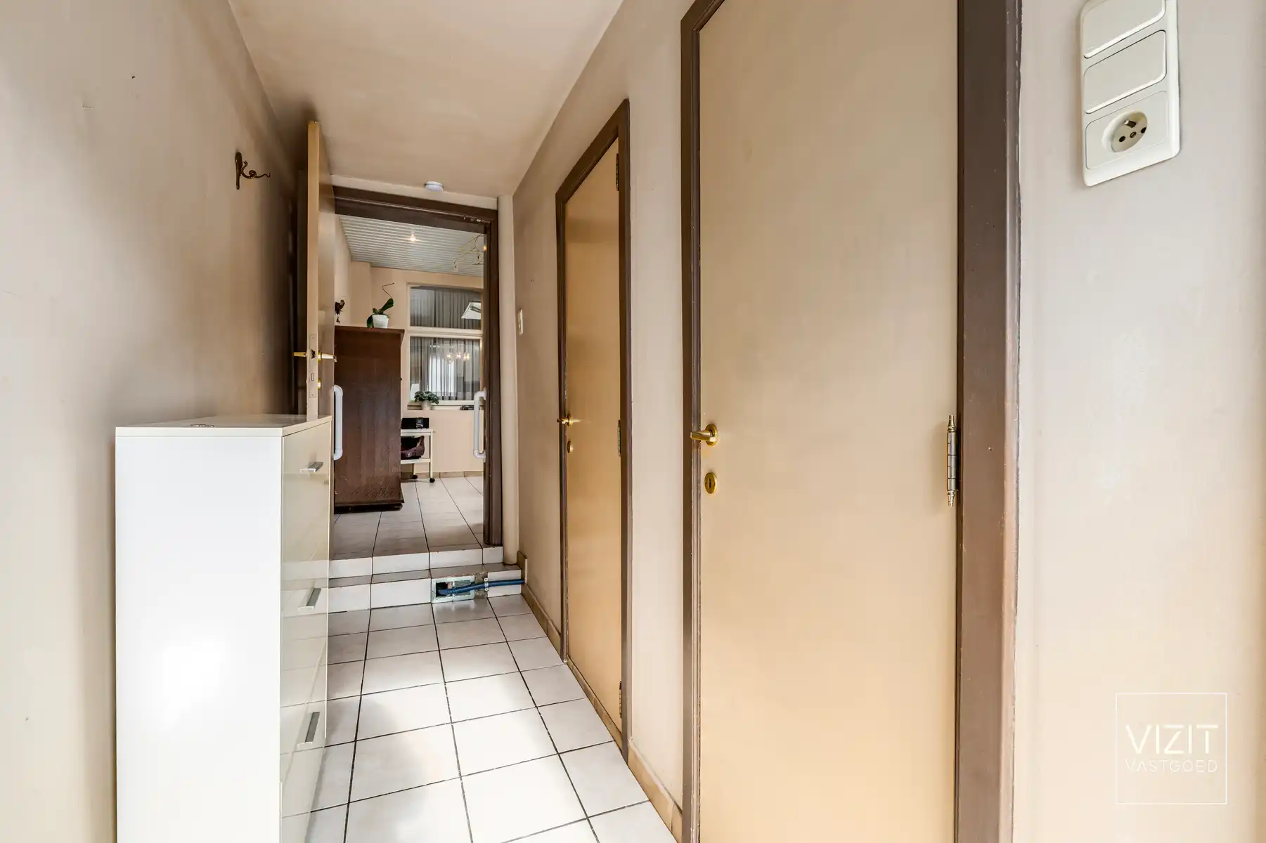 Te renoveren woning met ruime garage en tuin! foto 9