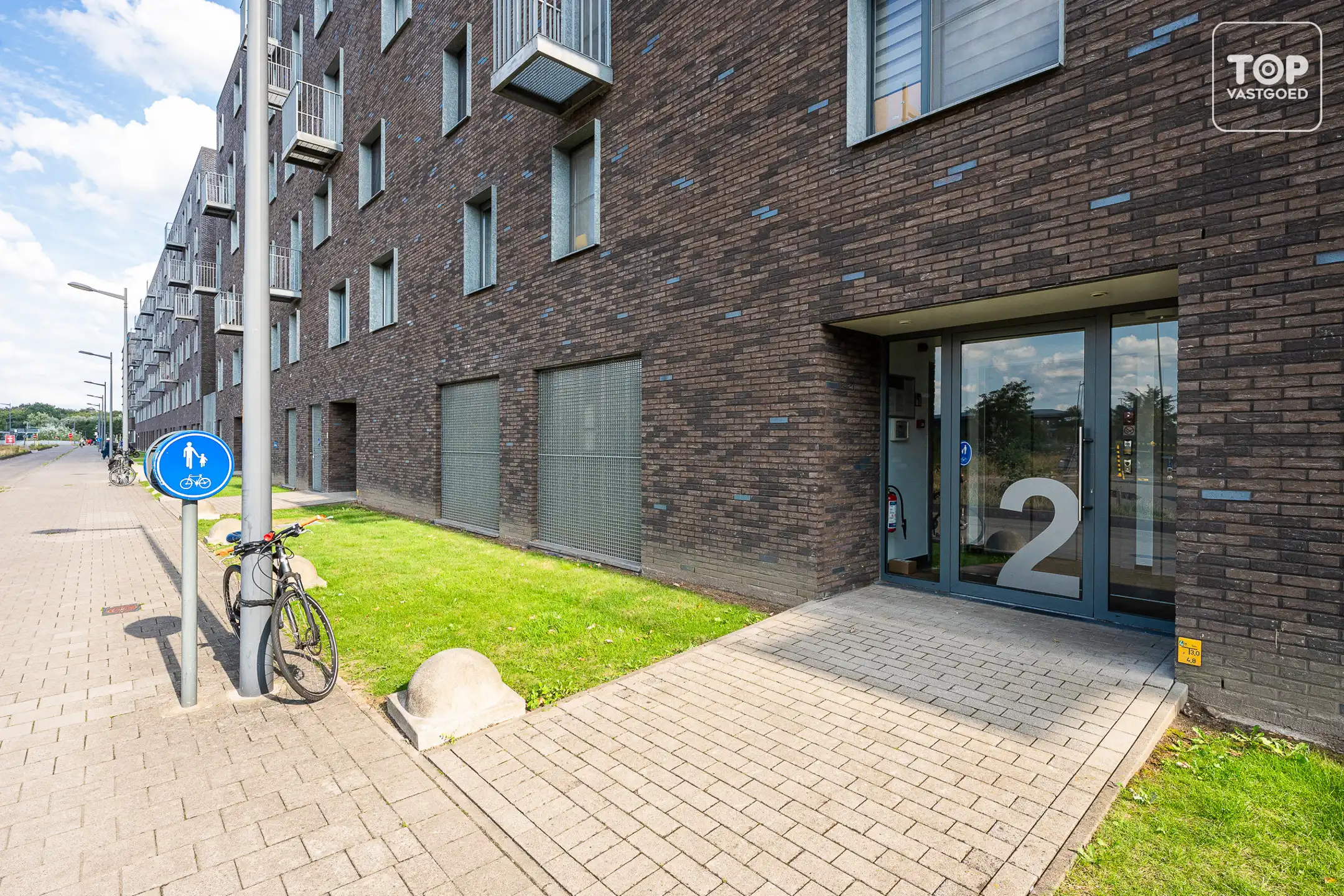 lichtrijk appartement met 1 slaapkamer en groene tuin foto 18