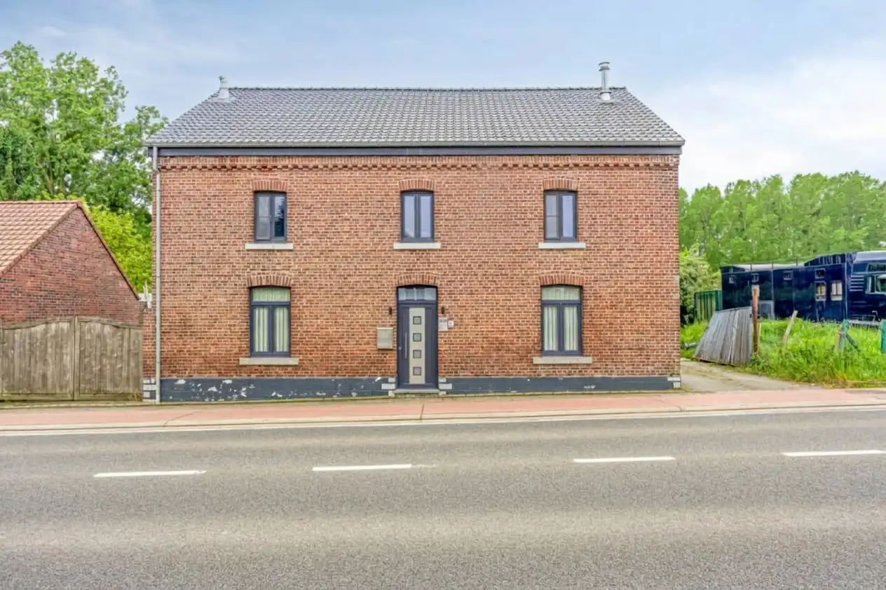 Gerenoveerde woning op een perceel van 94are foto 2