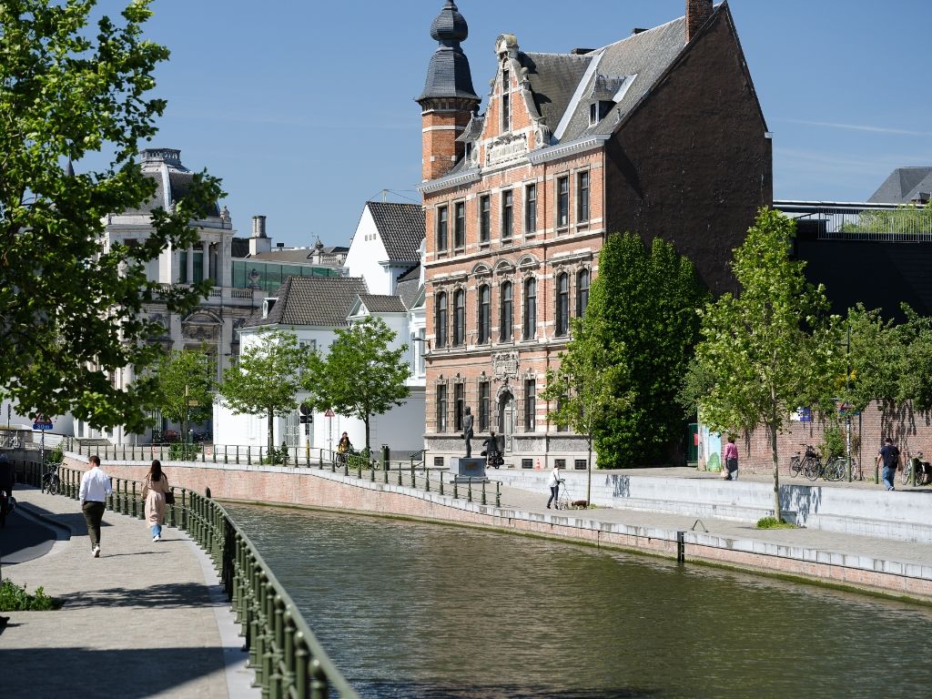 Te renoveren woning (163 m²) op een absolute toplocatie aan het water foto 8