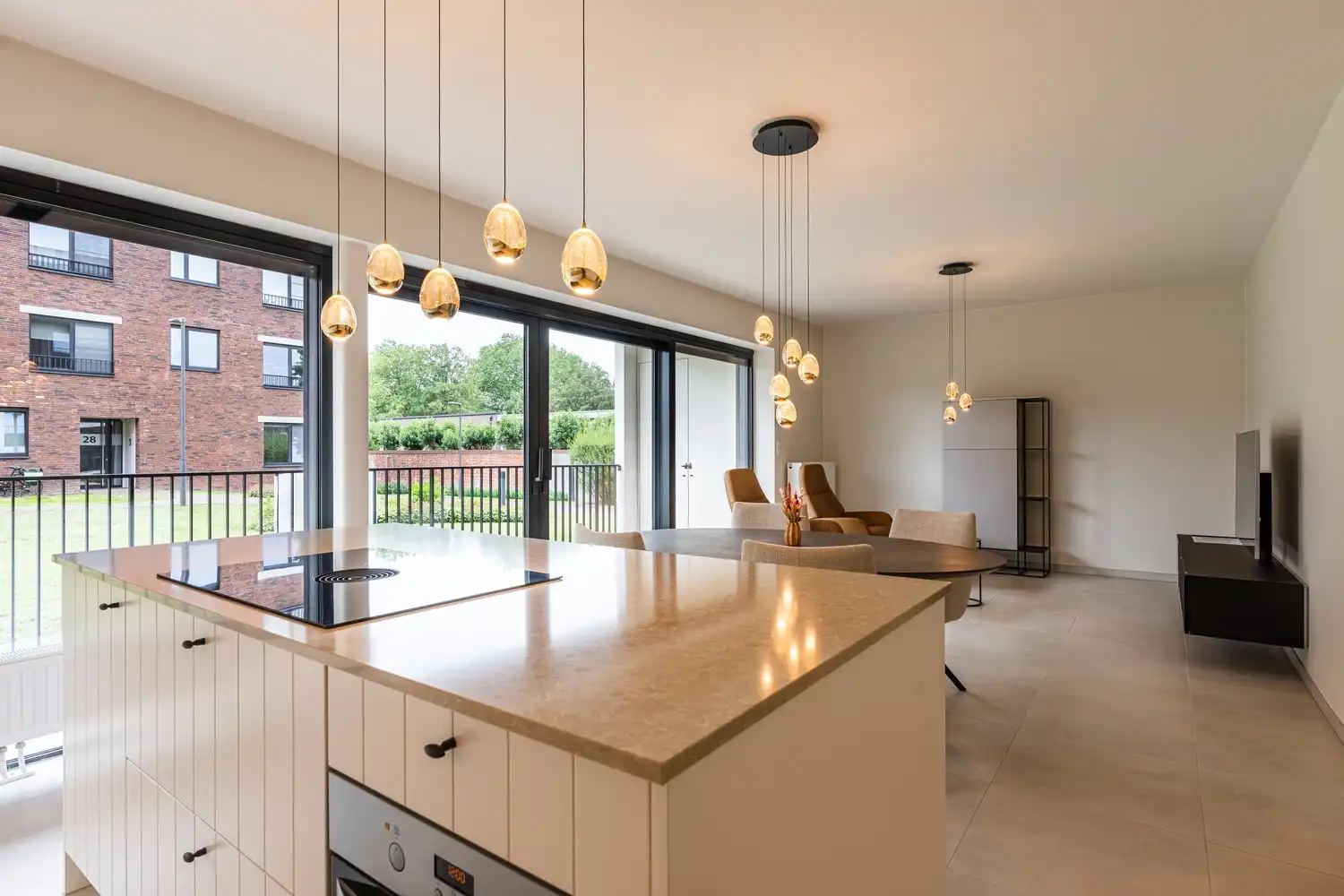 Hoogwaardig afgewerkt appartement met garage en ruim terras foto 2