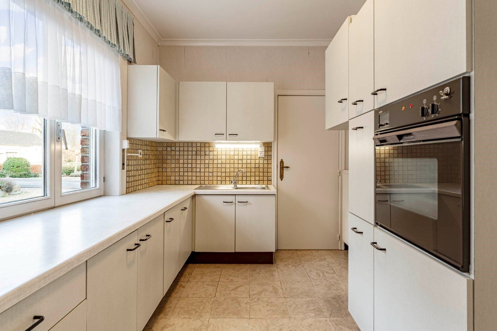 Te renoveren vrijstaande woning met zuidwest gerichte tuin en achterliggende weide op 16a 23ca foto 7