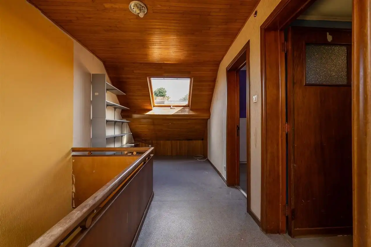 Ruime woning met zuidgerichte tuin en garage in rustige straat nabij centrum. EPC C en 5+ slaapkamers. foto 24