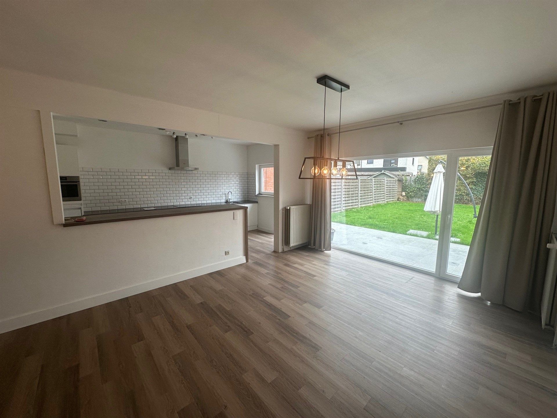Ruime woning met 3 slaapkamers, garage en tuin foto 2