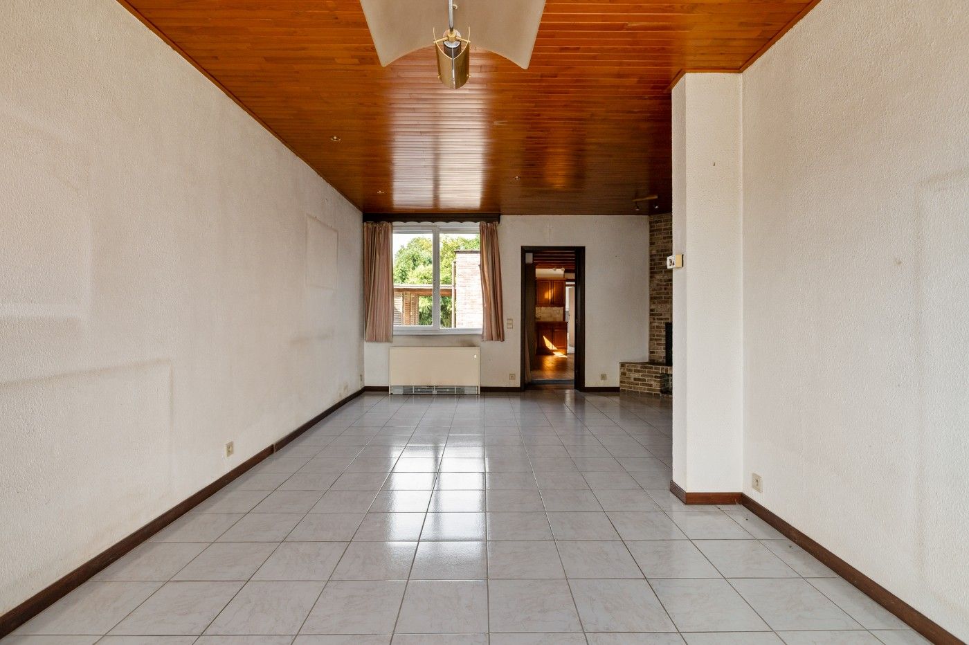 Te renoveren, vrijstaande woning met 2 slpk., oprit en diepe tuin foto 3