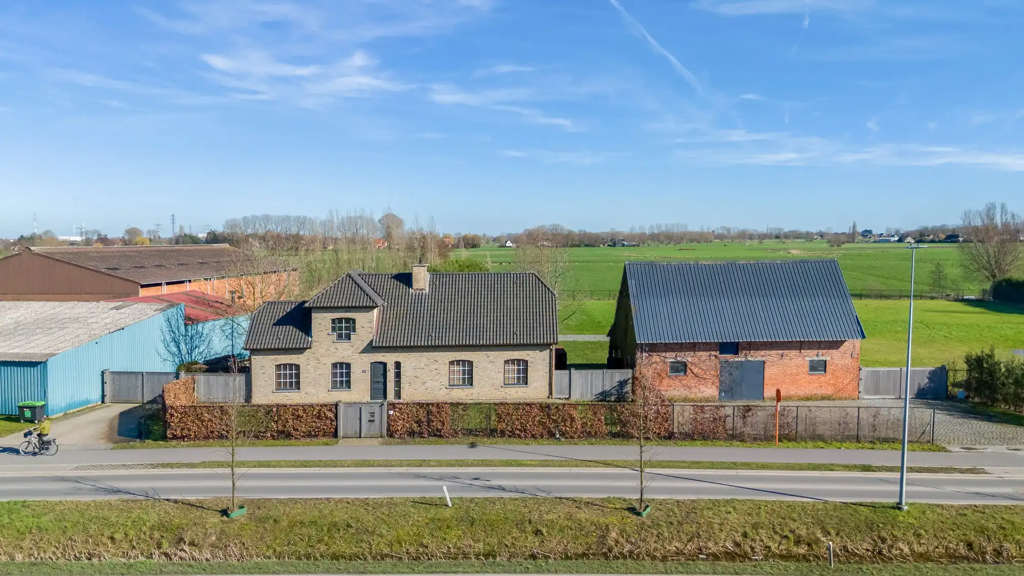 Open bebouwing met loods op uitzonderlijk perceel van +10.000 m² met adembenemend uitzicht foto 2