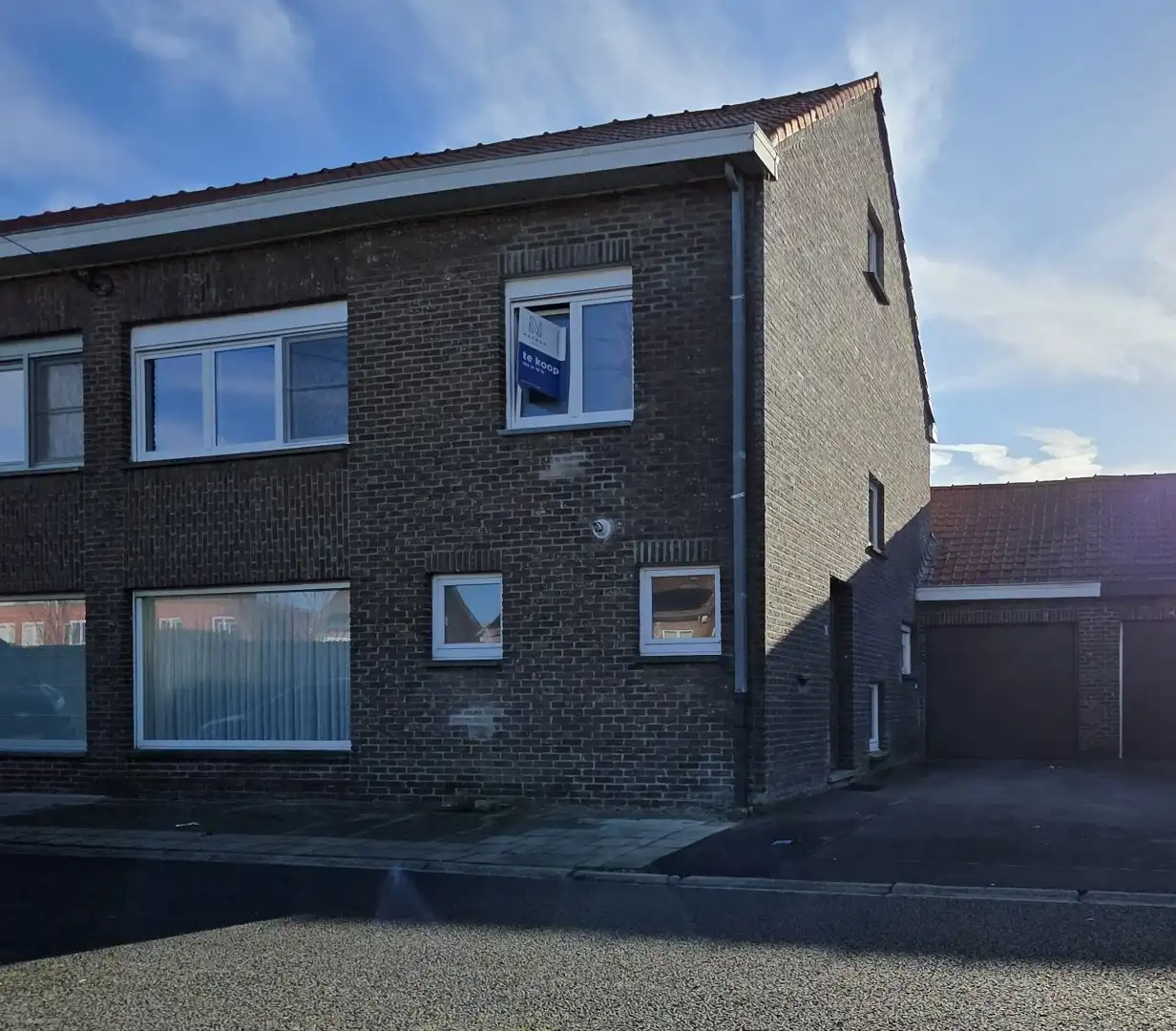 Stevige woning met betonstructuur te koop in Kuurne, eerste verdiep al volledig gerenoveerd foto 2