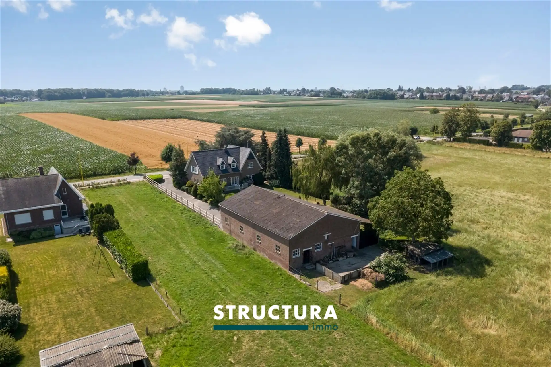 Villa met grote loods, omgeven door groen  foto 2