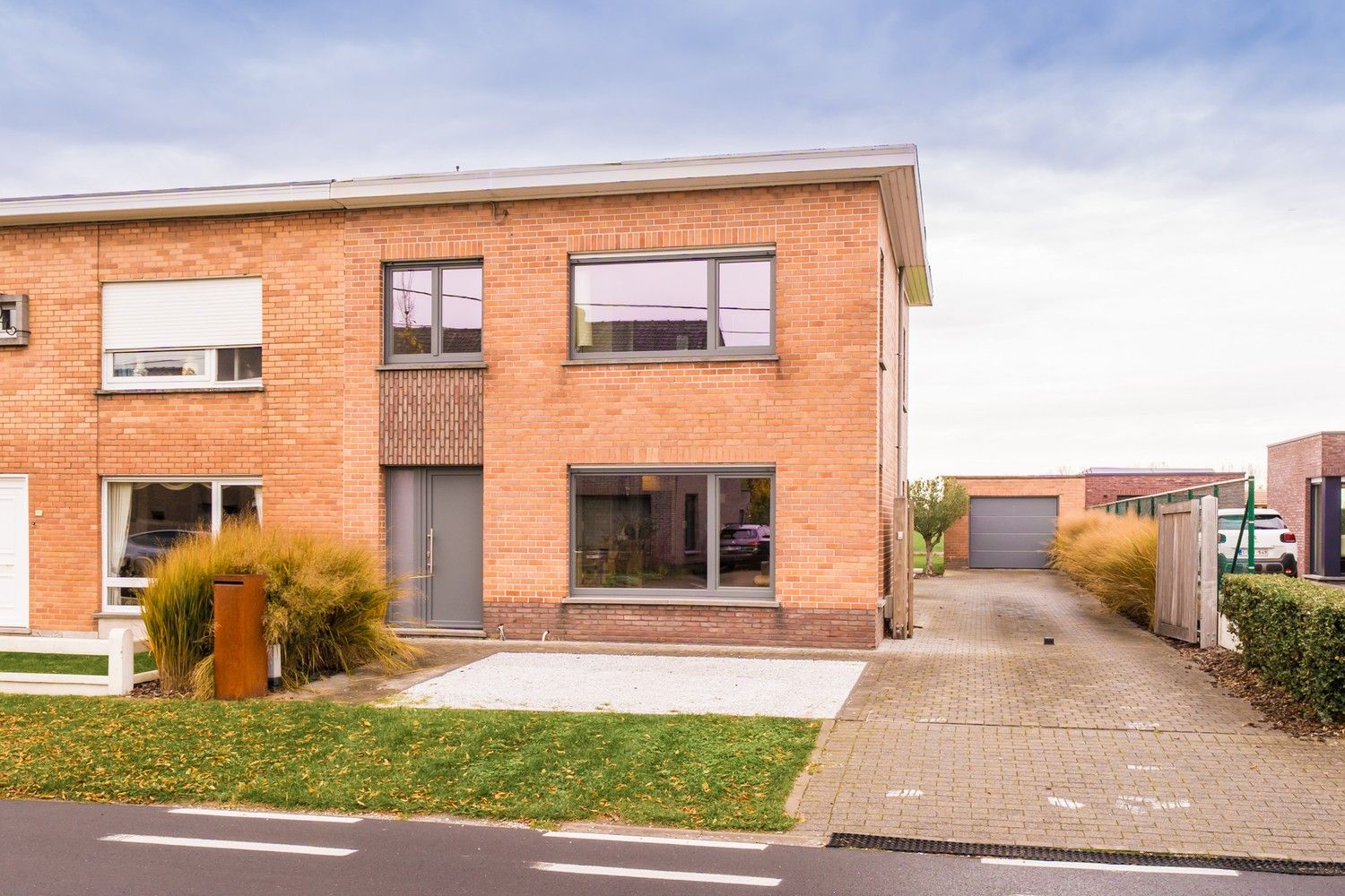 Halfopen bebouwing met ruime garage en prachtig uitzicht op de velden foto {{pictureIndex}}